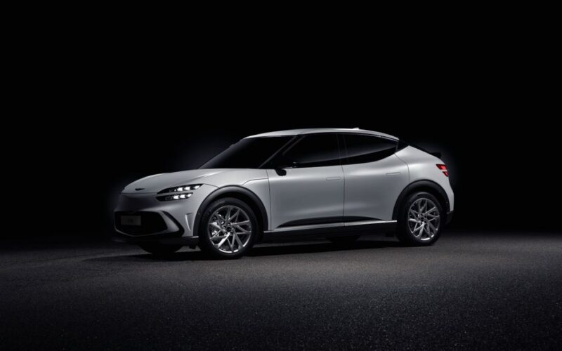 Genesis GV60 Magma електрокросовер на дорозі