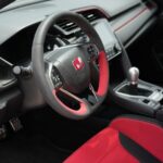 Honda Civic Si з механічною коробкою передач на дорозі