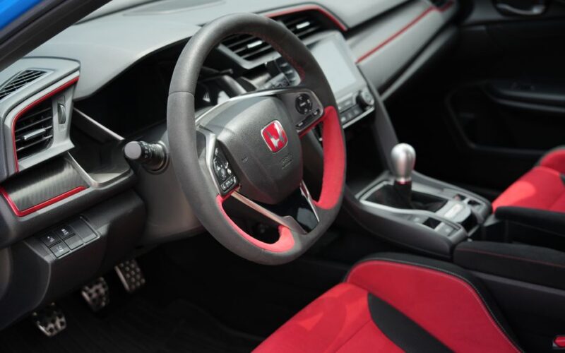 Honda Civic Si з механічною коробкою передач на дорозі