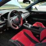 Honda Civic Si з механічною коробкою передач на дорозі