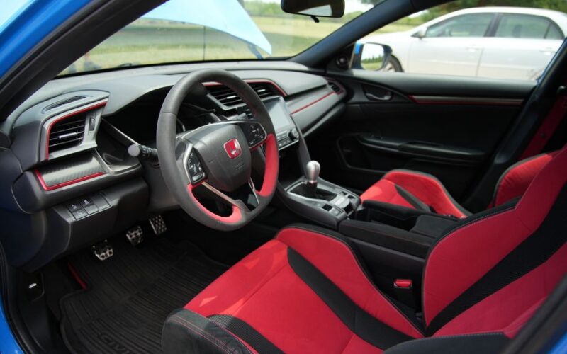 Honda Civic Si з механічною коробкою передач на дорозі