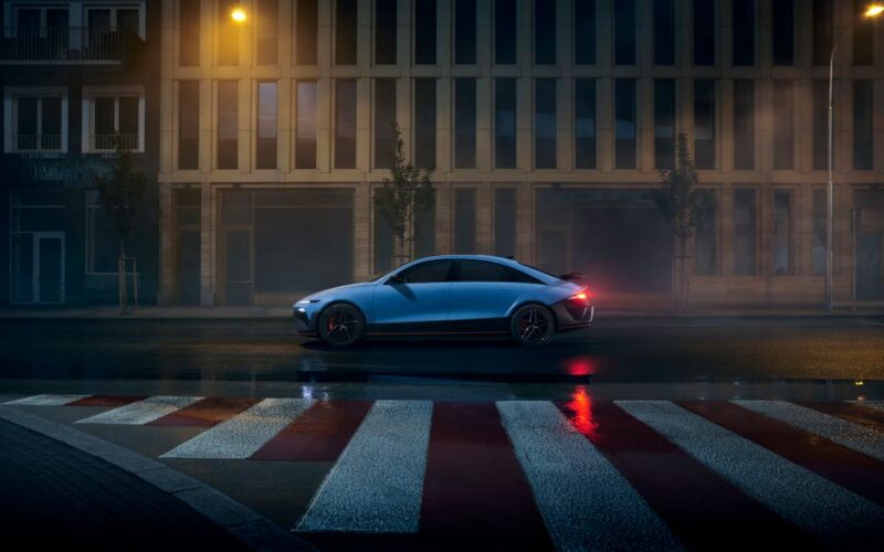 Новий електромобіль Hyundai IONIQ 3 у міському середовищі