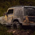 Jeep Compass 4xe на кам'янистому схилі в Європі