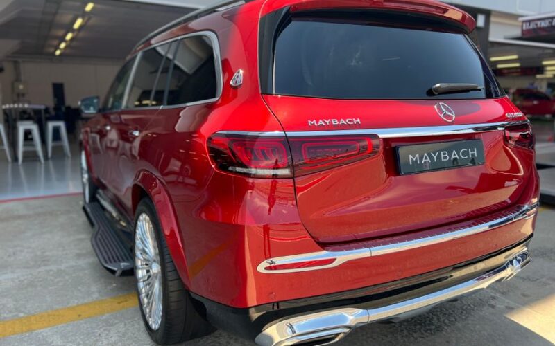 Новий Mercedes-Maybach GLS 680 з двигуном V8 і підсвіченою емблемою