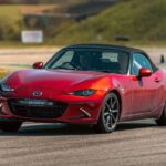 Електричний родстер Mazda MX-5 у русі