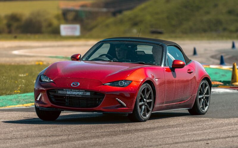 Електричний родстер Mazda MX-5 у русі