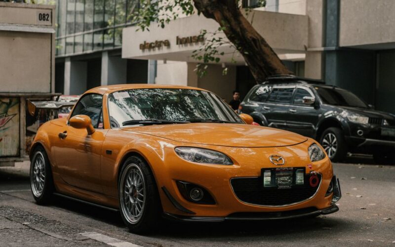 Mazda спорткар з унікальними дверима, що підіймаються вгору