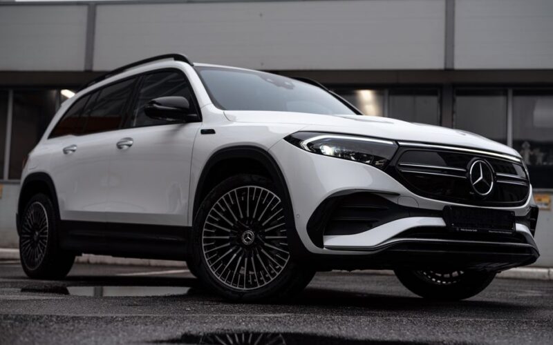 Новий електрокросовер Mercedes-Benz GLA на дорозі