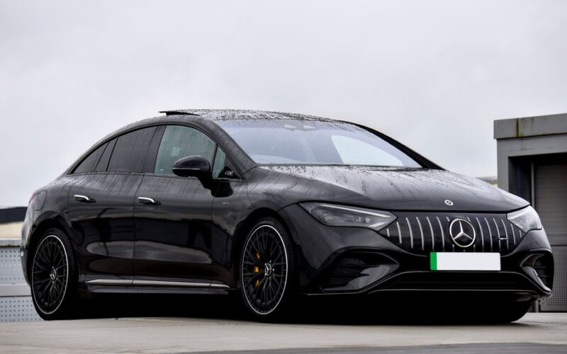 Електричний Mercedes-Benz AMG GT 4-Door на дорозі