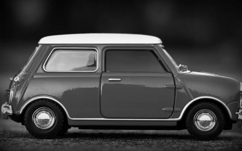 MINI Cooper Oxford Edition з британським прапором на даху