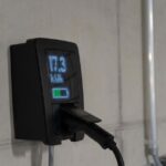 Автомобіль Škoda з Qi2 бездротовою зарядкою