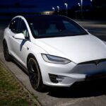Tesla автомобілі Model 3 та Model Y з яскравими фарами