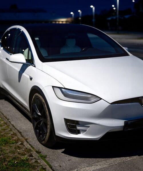Tesla відкликає 20 тисяч авто через надто яскраві фари