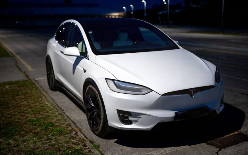 Tesla автомобілі Model 3 та Model Y з яскравими фарами