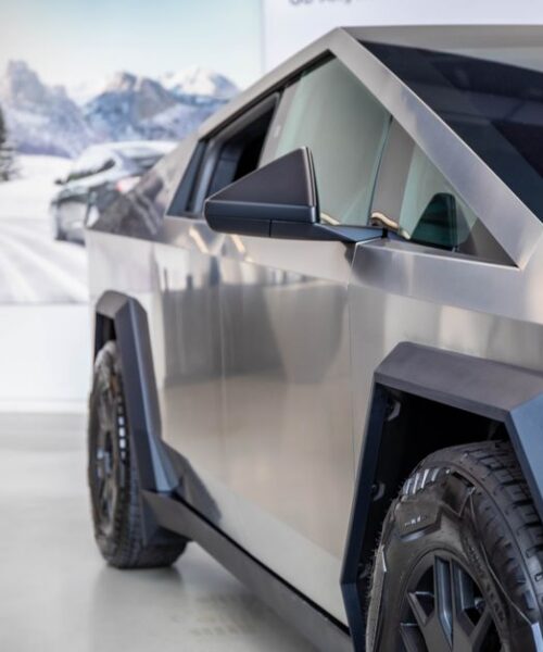 Суд Львова конфіскував Tesla Cybertruck за порушення водія