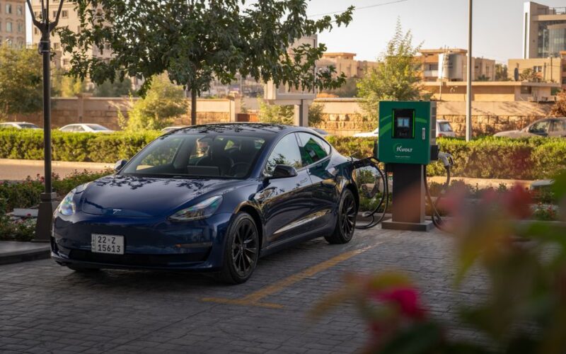Електромобіль Tesla Semi під час зарядки у Європі