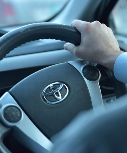 Toyota Prius оновлює салон і додає нові електронні асистенти
