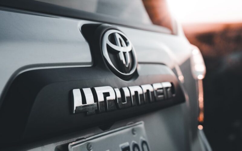 Інтер'єр Toyota RAV4 з фізичними кнопками