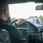 Автомобіль з технологією Intelligent Speed Assistance на дорозі