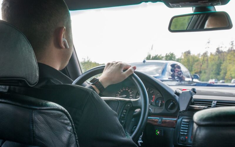 Автомобіль з технологією Intelligent Speed Assistance на дорозі