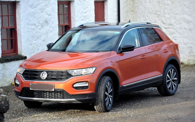 Електрокросовер Volkswagen ID.AURA T6 на вулицях міста