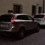 Новий електромобіль Volvo EX60 на міській вулиці
