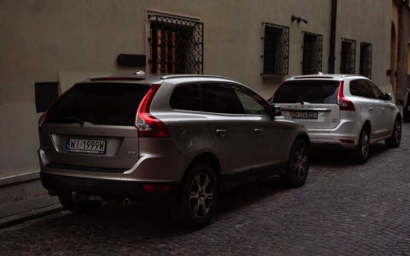 Новий електромобіль Volvo EX60 на міській вулиці