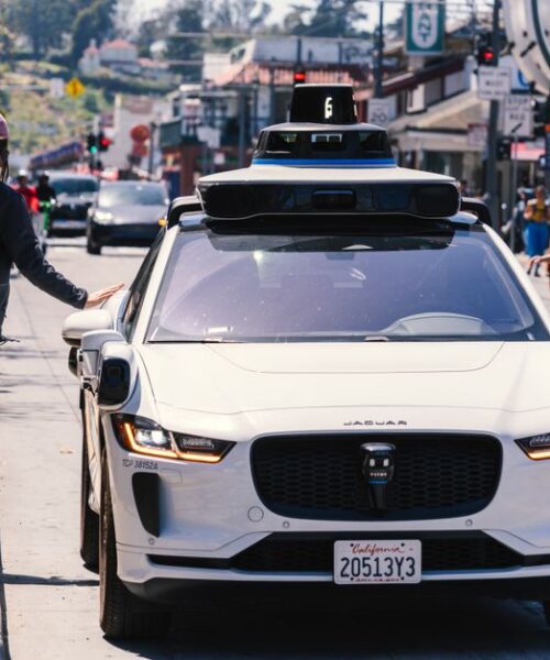 Дослідження: таксі Waymo на автопілоті потрапляють у ДТП на 68% рідше
