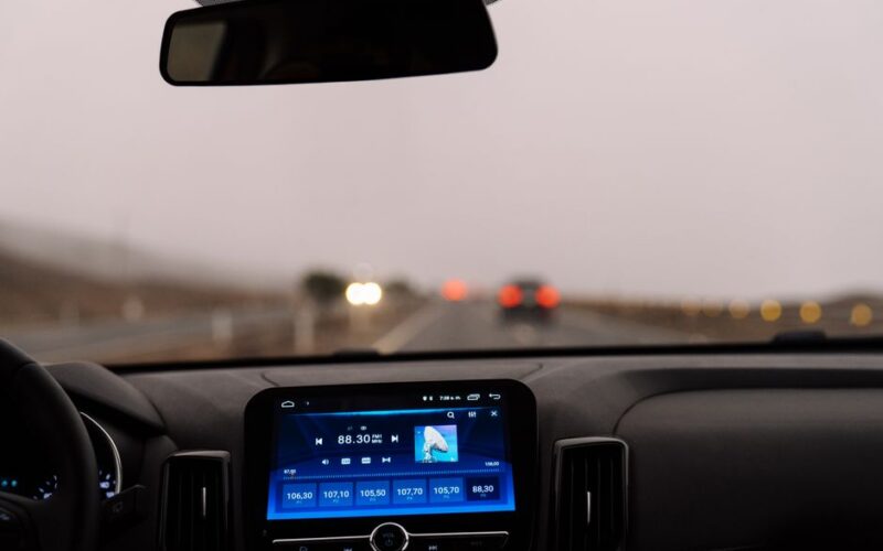 Екран автомобіля з додатком WhatsApp для Android Auto