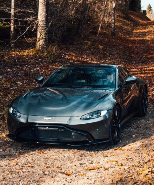 Aston Martin презентує ексклюзивну колекцію DB12 S в Пеббл-Біч