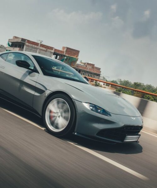 Aston Martin Valen встановлює новий стандарт швидкості