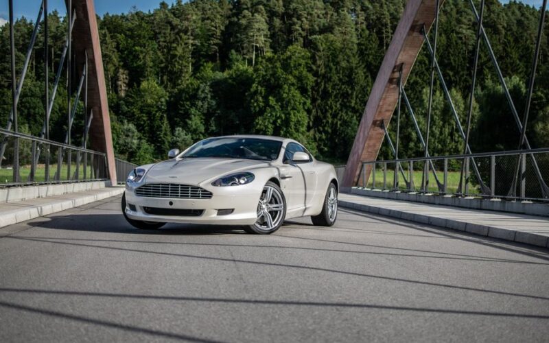Aston Martin Vanquish, що належав Денієлу Крейґу, на аукціоні