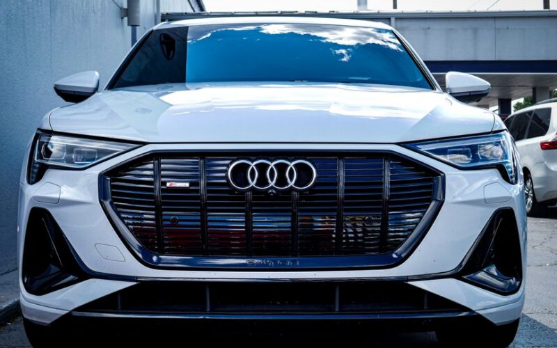 Audi A2 e-tron електрокар на автошоу в Парижі