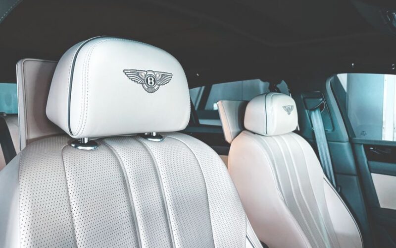 Салон автомобіля Bentley з системою Curation Engine