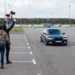 BMW автомобіль з трейлером Spider-Man на екрані