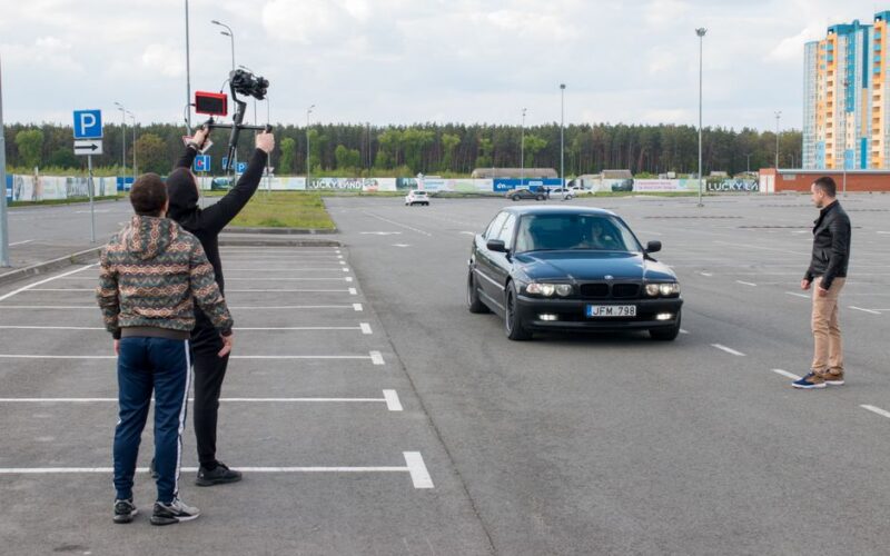 BMW автомобіль з трейлером Spider-Man на екрані