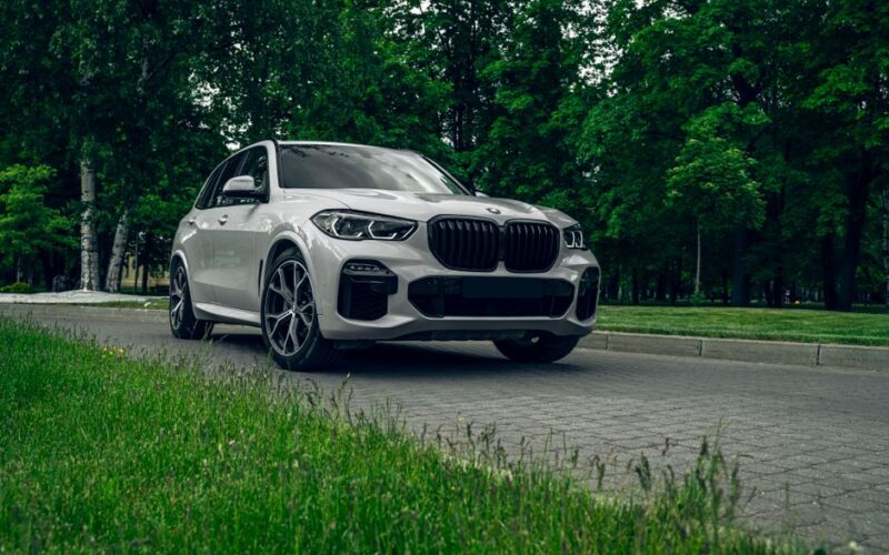 BMW iX3 електромобіль на дорозі