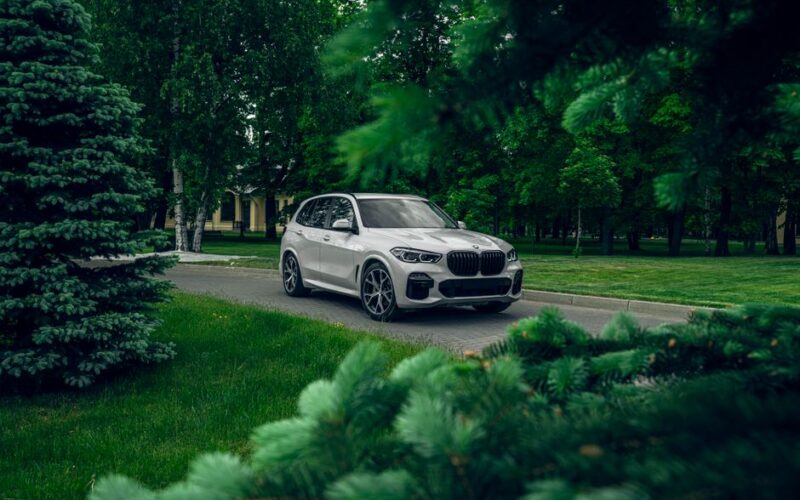 BMW iX5 M під час тестів на Нюрбургринзі