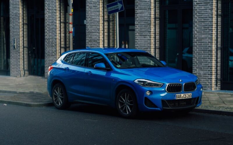 Електрокросовер BMW iX3 на дорозі