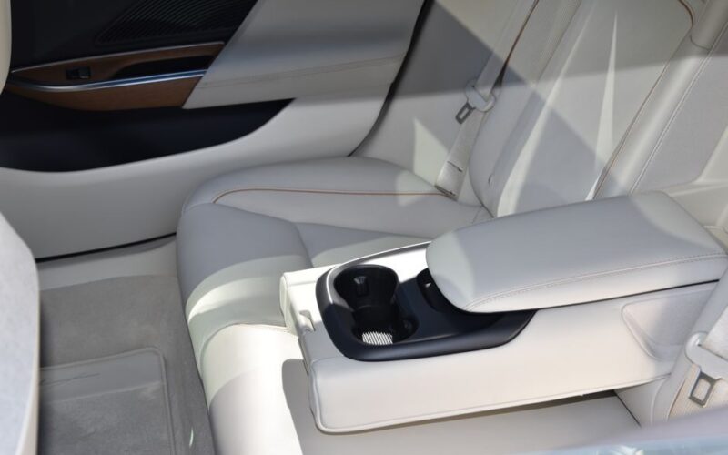 Позашляховик BYD Yangwang U8L Snowcrest Edition з позолотою