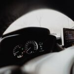 Автомобіль з бірюзовими індикаторами автопілота