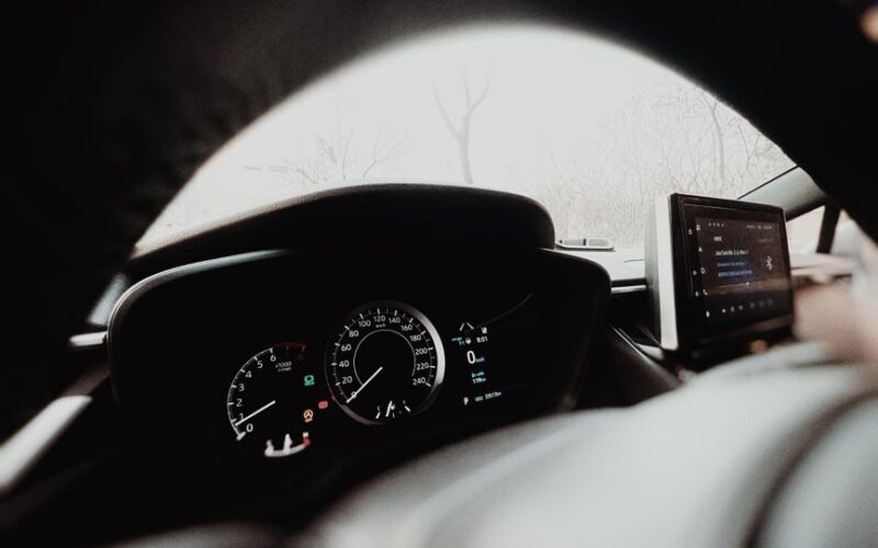 Автомобіль з бірюзовими індикаторами автопілота