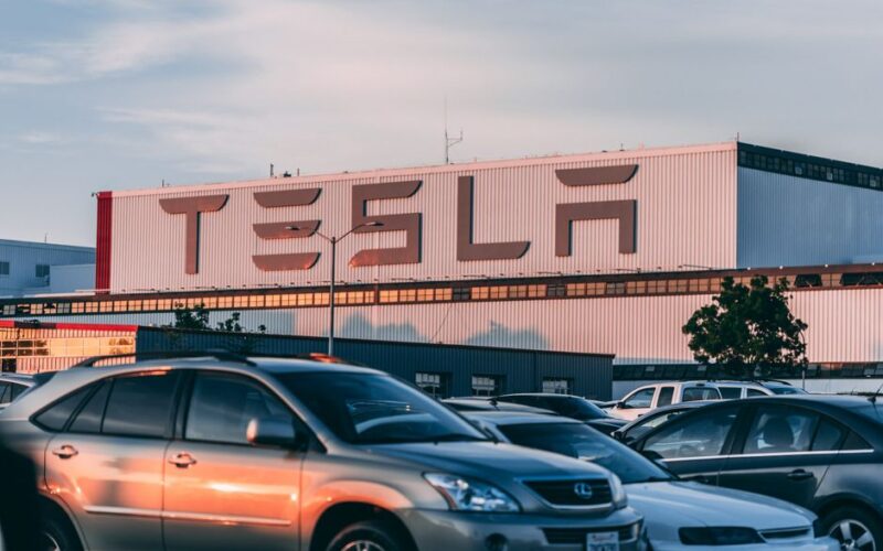Автомобілі Tesla Semi серед відкликаних у Китаї через безпеку дверних ручок