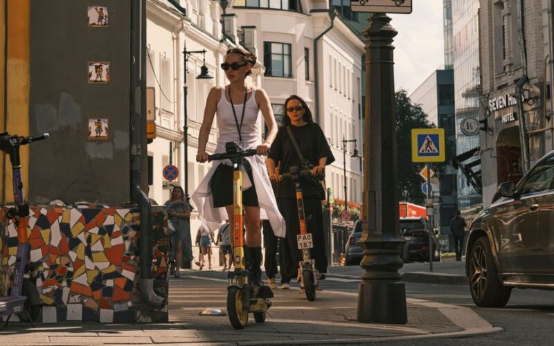 Електросамокати Bolt і Vevi на міській вулиці
