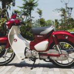 Honda UC3 електроскутер на міському тлі