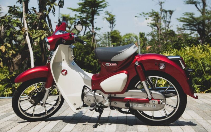 Honda UC3 електроскутер на міському тлі