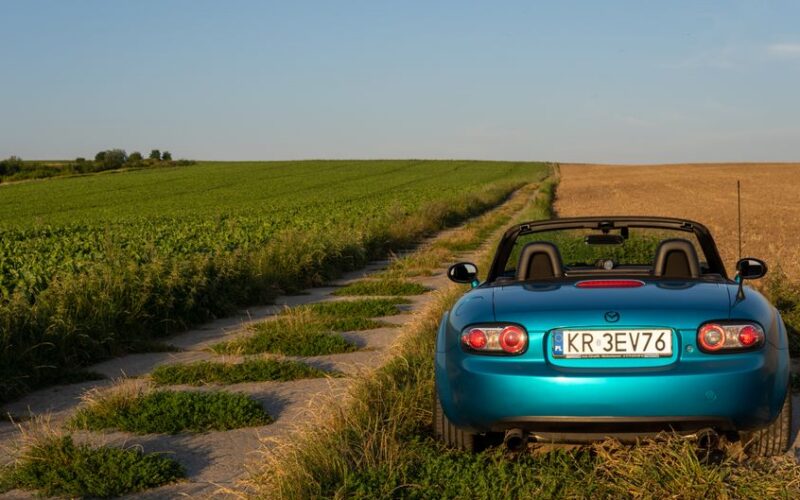 Mazda MX-5, що стане електрокаром, вид спереду