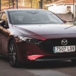 Новий кросовер Mazda CX-3 2027 року на тлі міста