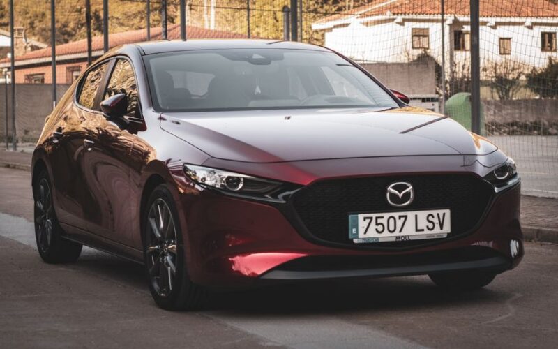 Новий кросовер Mazda CX-3 2027 року на тлі міста