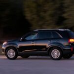 Mazda CX-90 під час руху на дорозі